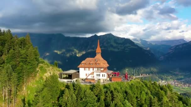夏日落山时 瑞士因特拉肯的哈尔德库尔姆山顶美丽极了 蓝绿色的图恩湖和布里斯湖背景 在因特拉肯上方的哈尔德库尔姆山顶上凝视风景 Berner Oberland — 图库视频影像