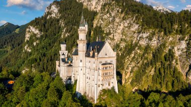 Fussen, Bavyera, Almanya yakınlarındaki Neuschwanstein Peri Masalı Kalesi. Ünlü Neuschwanstein Kalesi manzarası. Konum: Fussen yakınlarındaki Hohenschwangau köyü, güneybatı Bavyera, Almanya, Avrupa