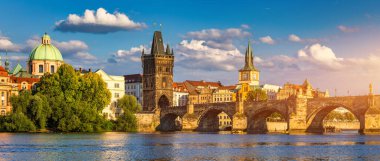 Çek Cumhuriyeti Prag 'daki Charles Köprüsü. Prag, Çek Cumhuriyeti. Charles Bridge (Karluv Most) ve Old Town Tower. Vltava Nehri ve Charles Köprüsü. Dünya seyahati, gezi ve turizm kavramı.