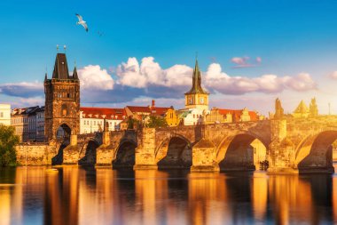 Çek Cumhuriyeti Prag 'daki Charles Köprüsü. Prag, Çek Cumhuriyeti. Charles Bridge (Karluv Most) ve Old Town Tower. Vltava Nehri ve Charles Köprüsü. Dünya seyahati, gezi ve turizm kavramı.