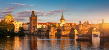 Prag'ın eski şehri. Çek Cumhuriyeti nehir Vltava üzerinde Charles Köprüsü silueti üzerinde. Kırmızı çatılı Prag panorama manzara manzarası. Petrin Tepesi'nden Prag manzarası, Prag, Çekya.