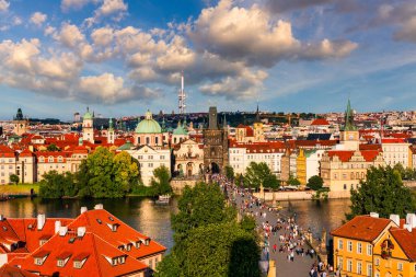 Prag'ın eski şehri. Çek Cumhuriyeti nehir Vltava üzerinde Charles Köprüsü silueti üzerinde. Kırmızı çatılı Prag panorama manzara manzarası. Petrin Tepesi'nden Prag manzarası, Prag, Çekya.