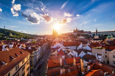 Prag'ın eski şehri. Çek Cumhuriyeti nehir Vltava üzerinde Charles Köprüsü silueti üzerinde. Kırmızı çatılı Prag panorama manzara manzarası. Petrin Tepesi'nden Prag manzarası, Prag, Çekya.