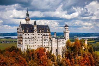 Fussen, Bavyera, Almanya yakınlarındaki Neuschwanstein Peri Masalı Kalesi. Ünlü Neuschwanstein Kalesi manzarası. Konum: Fussen yakınlarındaki Hohenschwangau köyü, güneybatı Bavyera, Almanya, Avrupa