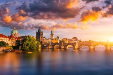 Çek Cumhuriyeti Prag 'daki Charles Köprüsü. Prag, Çek Cumhuriyeti. Charles Bridge (Karluv Most) ve Old Town Tower. Vltava Nehri ve Charles Köprüsü. Dünya seyahati, gezi ve turizm kavramı.