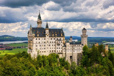 Fussen, Bavyera, Almanya yakınlarındaki Neuschwanstein Peri Masalı Kalesi. Ünlü Neuschwanstein Kalesi manzarası. Konum: Fussen yakınlarındaki Hohenschwangau köyü, güneybatı Bavyera, Almanya, Avrupa