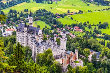 Fussen, Bavyera, Almanya yakınlarındaki manzaralı Neuschwanstein Şatosu. Hohenschwangau, Almanya 'daki Neuschwanstein Kalesi. 