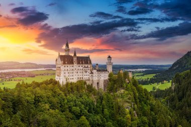 Fussen, Bavyera, Almanya yakınlarındaki manzaralı Neuschwanstein Şatosu. Hohenschwangau, Almanya 'daki Neuschwanstein Kalesi. 