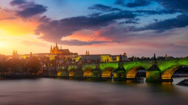 Çek Cumhuriyeti Prag 'daki Charles Köprüsü. Prag, Çek Cumhuriyeti. Charles Bridge (Karluv Most) ve Old Town Tower. Vltava Nehri ve Charles Köprüsü. Dünya seyahati, gezi ve turizm kavramı.