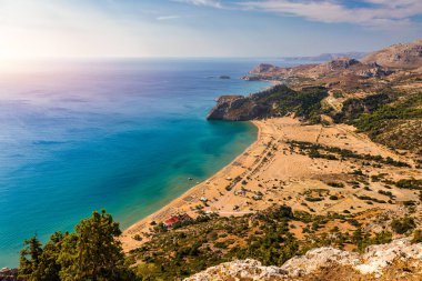 Yukarısından altın kum manzaralı Tsampika plajı, Rodos, Yunanistan. Gökkuşları ünlü Tsampika, Rodos adası, Dodecanese, Yunanistan sahillerine bakıyor