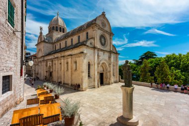 Hırvatistan, Sibenik kenti, eski kent merkezi ve St James katedralinin panoramik manzarası, Hırvatistan 'daki Rönesans döneminin en önemli mimari eseri olan UNESCO Dünya Mirası
