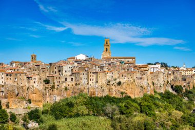 İtalya, Toskana 'nın Grosseto ilindeki Tuff kayaları üzerinde ortaçağ Pitigliano kasabası. Pitigliano İtalya 'nın Güney Toskana şehrinde küçük bir ortaçağ kasabasıdır..