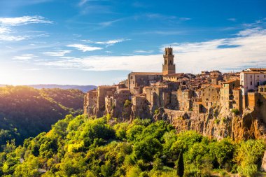 İtalya, Toskana 'nın Grosseto ilindeki Tuff kayaları üzerinde ortaçağ Pitigliano kasabası. Pitigliano İtalya 'nın Güney Toskana şehrinde küçük bir ortaçağ kasabasıdır..