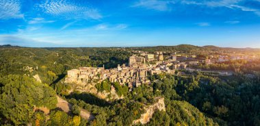 Sorano, bir tuff kayası üzerine kurulmuş bir kasaba, İtalya 'nın en güzel şehirlerinden biridir. Sorano, İtalya 'nın Toskana eyaletinin Lente Nehri üzerinde bir tuff taşına asılı antik bir ortaçağ kasabası..