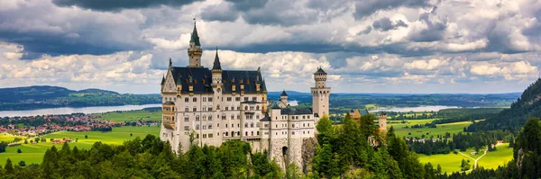 Beroemd Kasteel Neuschwanstein Met Schilderachtig Berglandschap Bij Fussen Beieren Duitsland — Stockfoto