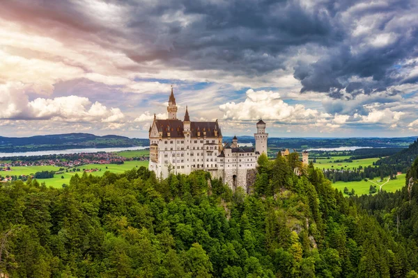 Fussen, Bavyera, Almanya yakınlarındaki Neuschwanstein Peri Masalı Kalesi. Ünlü Neuschwanstein Kalesi manzarası. Konum: Fussen yakınlarındaki Hohenschwangau köyü, güneybatı Bavyera, Almanya, Avrupa