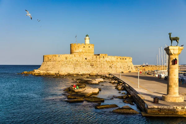 Mandraki Kikötő Szarvasszoborral Ahol Kolosszus Állt Szent Miklós Erődje Rhodes — Stock Fotó