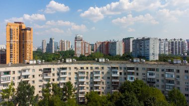 Moskova 'da Nezhinskaya Caddesi' ndeki yuvarlak ev, Ochakovo-Matveevsky bölgesi, avludan manzara