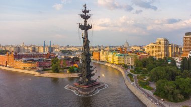 Moskova Nehri üzerindeki Peter 1 anıtı yazın yüksek bir yerden, Moskova 'dan
