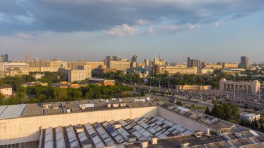 Tretyakov Galerisi 'nin çatısı ve Moskova Gorky Park' ın ana girişinin manzarası.