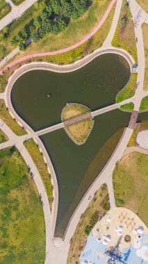 Moskova 'daki Khodynskoye Pole Parkı' nda kalp şeklinde bir göl.