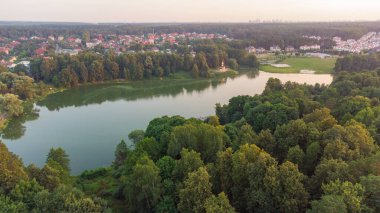 Moskova 'nın Leninsky kentsel bölgesindeki Sukhanovsky göletinin manzarası