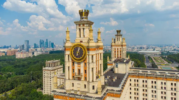 莫斯科国立大学 Msu 一座塔楼的时钟从高处升起 俄罗斯莫斯科 — 图库照片