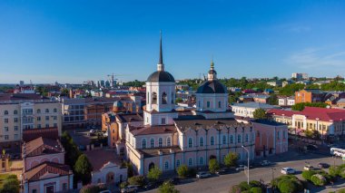 Rusya 'nın Tomsk şehrindeki bir tepeden Epiphany Katedrali