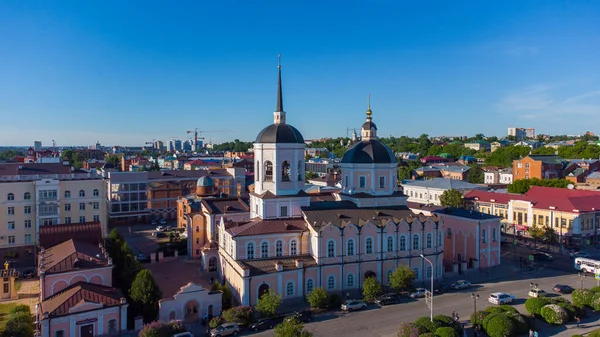 Rusya 'nın Tomsk şehrindeki bir tepeden Epiphany Katedrali