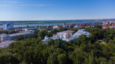 Tomsk Devlet Üniversitesi yeşil ağaçlar arasında yüksekten, Tomsk