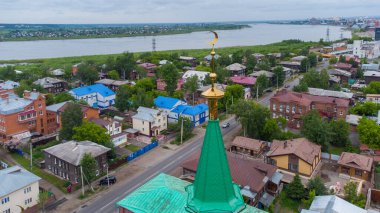 Tomsk 'taki Kızıl Katedral Camii yazın yüksek bir yerden, Rusya' dan