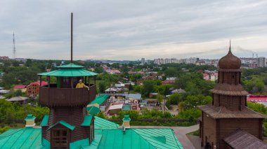 Tomsk 'taki tarihi yangın kulesinde cankurtaran mankeni.