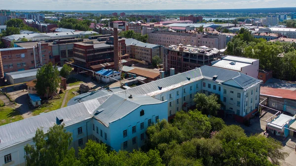 位于俄罗斯城市基洛夫大道高处的托木斯克工厂的地盘 — 图库照片