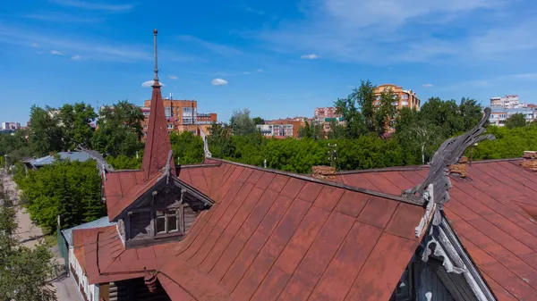 Tomsk 'ta ejderhalı eski ahşap bir ev.