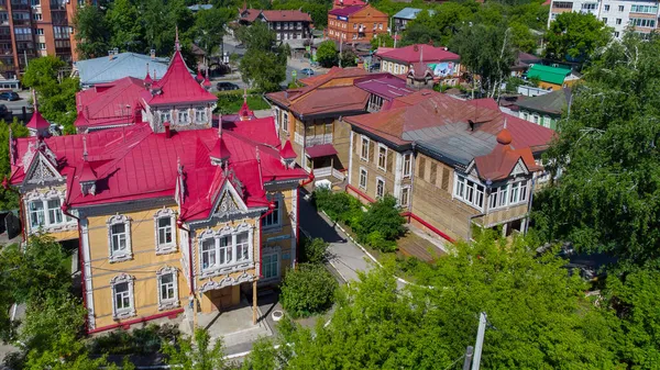 Yükseklerden ateş kuşlarının olduğu antik ahşap bir ev, Tomsk.