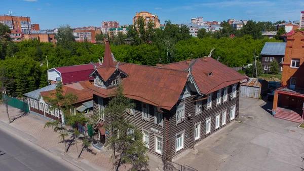 Yukardan gelen ejderhalı antik ahşap ev Tomsk.