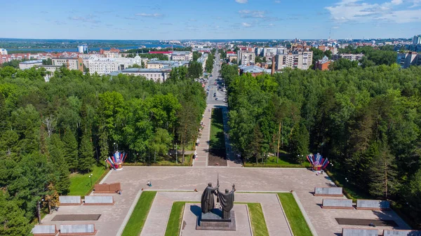 Park bahçesi ve İkinci Dünya Savaşı 'nda ölen askerlerin anıtı Tomsk.