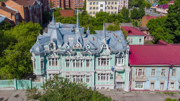 Rusya 'nın Tomsk kentindeki ahşap mimarinin zümrüt evi.
