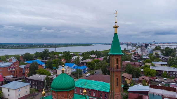 Tomsk 'taki Kızıl Katedral Camii. Yazın yüksek bir yerden, Rusya' dan.