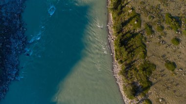 Gün batımında Altai Dağları 'nda Katun' un kuş bakışı görüntüsü.