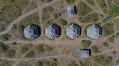 Ail - Altai yerlilerinin geleneksel ahşap evleri yükseklerden, Altai Dağları