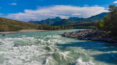 İlgumen, Katun ve Ilgumen nehirlerinin kesiştiği noktada, Altai Dağı, Kur-Kechu 'da akıntıya kapılır.