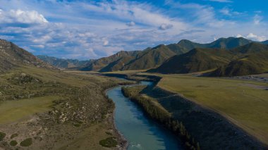 Rusya 'nın doğası, Ilgumen nehri bölgesindeki Katun dağı.