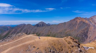 İnsanlar yazın yüksek kayalık dağlarda yürür, Altai Dağı, Rusya