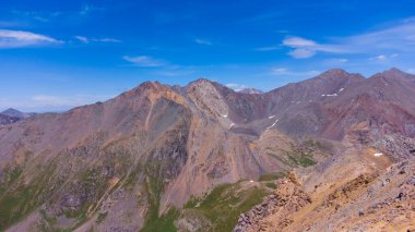 Kayalık dağ zirveleri bir yaz günü, Altai Dağı, Rusya