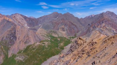 Yüksek dağlarda güneşli yaz günü, Altai dağ cumhuriyeti, Rusya