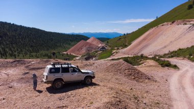İnsan boyutuna ve hazırlanmış off-road aracına kıyasla