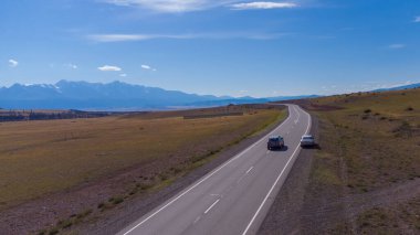 Arabalar Chuisky yolu boyunca ilerliyor, Altai Dağı, Rusya