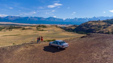 Küraiskaya bozkırında, Altai dağlarında gözlem güvertesinde turistler