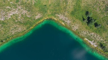 Yazın, Altai Dağı 'ndan Rusya' ya uzanan mavi bir gölün kıyısında.
